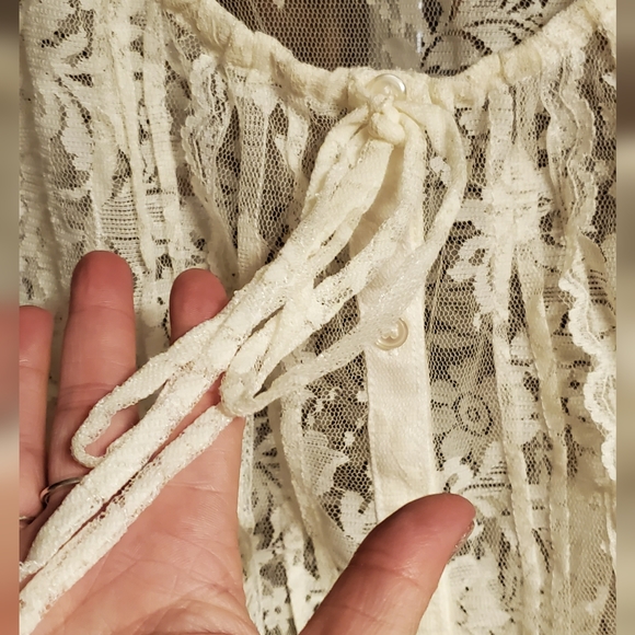 Beautiful Vintage-Look Lace Top - Picture 3 of 6